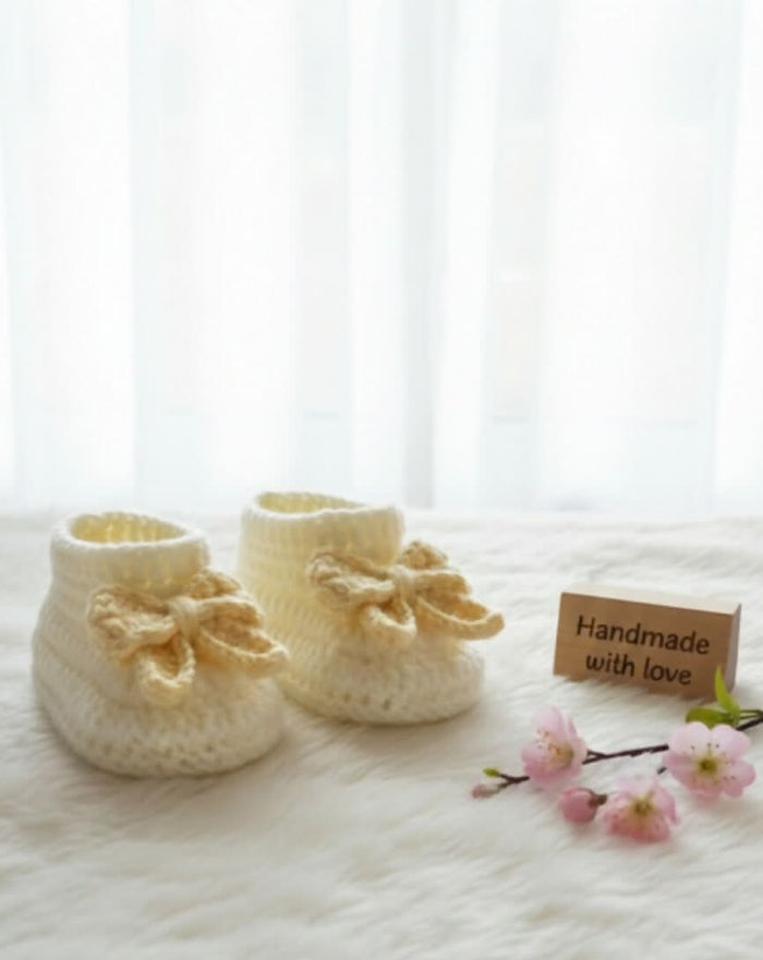Crochet baby shoes with bow