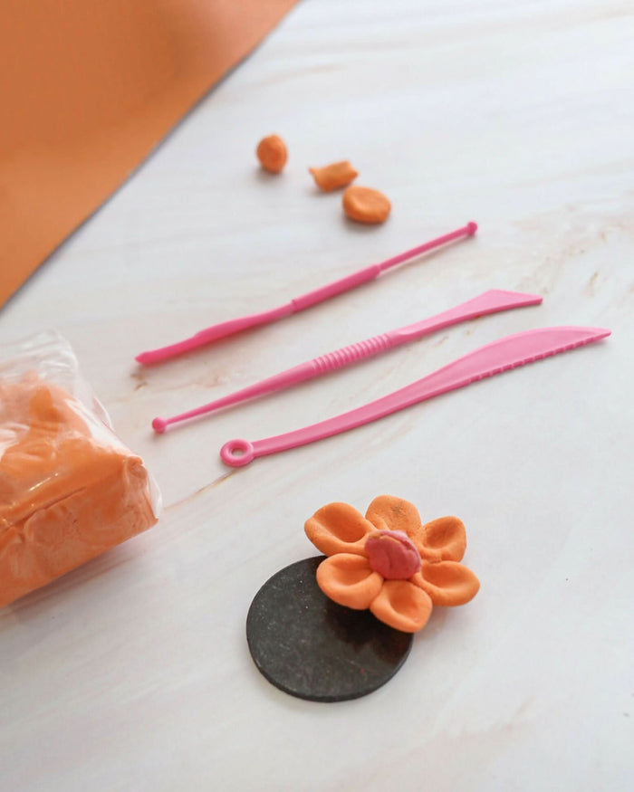 The ilearnngrow Air Dry Clay Kit for Kids provides an exciting and educational hands-on experience, enabling children to create their own refrigerator magnets with colorful modeling clay.