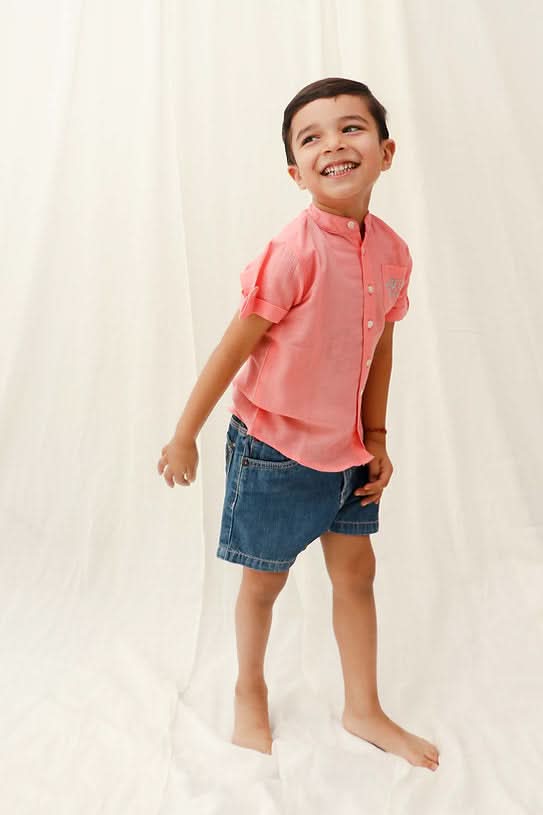Shop now for a salmon cotton round neck shirt with an embroidered pocket, combining classic style and comfort for boys!