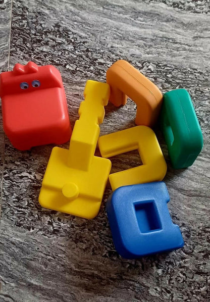 High-quality plastic Building Game featuring crocodile and giraffe designs, enhancing creativity and fine motor skills in children.