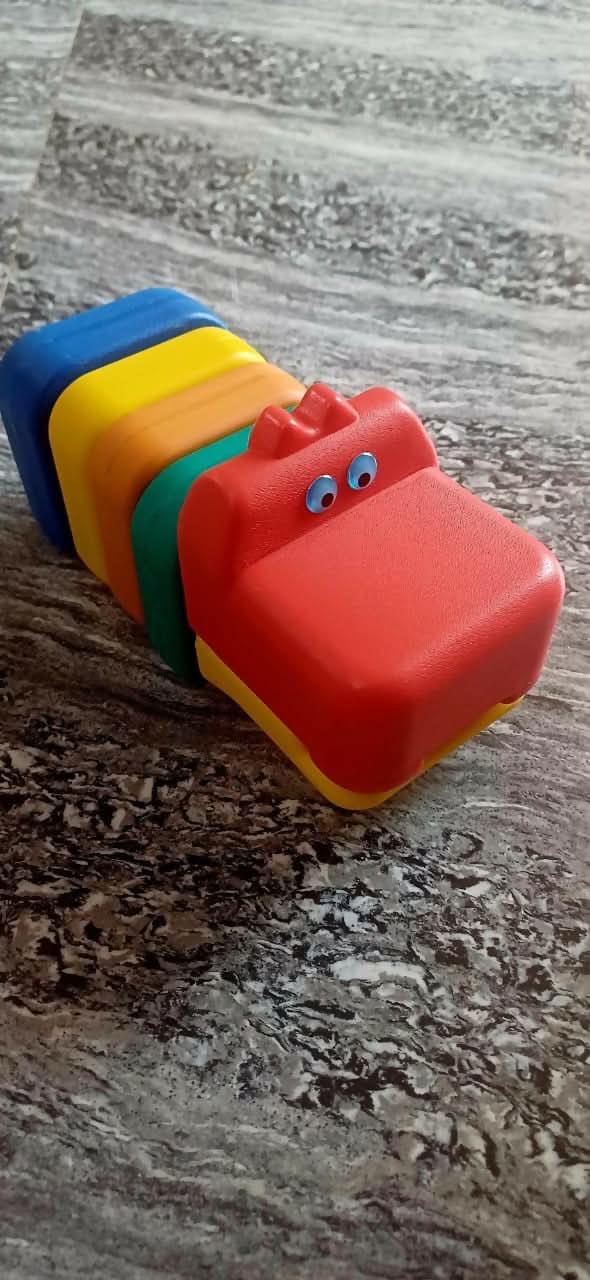 High-quality plastic Building Game featuring crocodile and giraffe designs, enhancing creativity and fine motor skills in children.