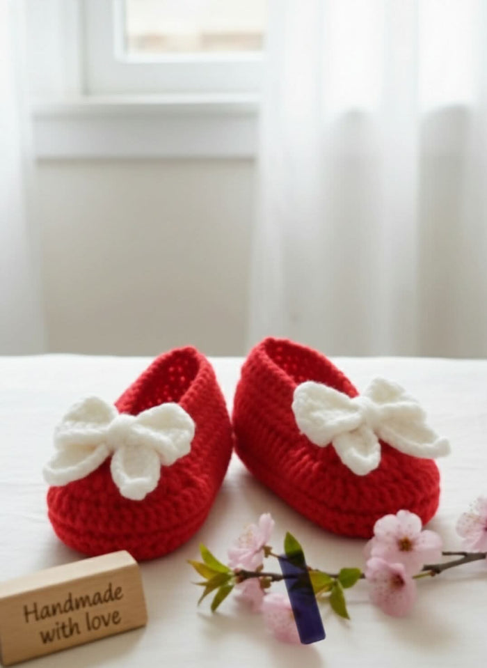 Crochet baby shoes with bow