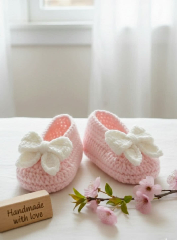 Crochet baby shoes with bow