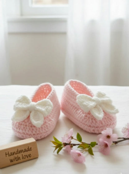 Crochet baby shoes with bow