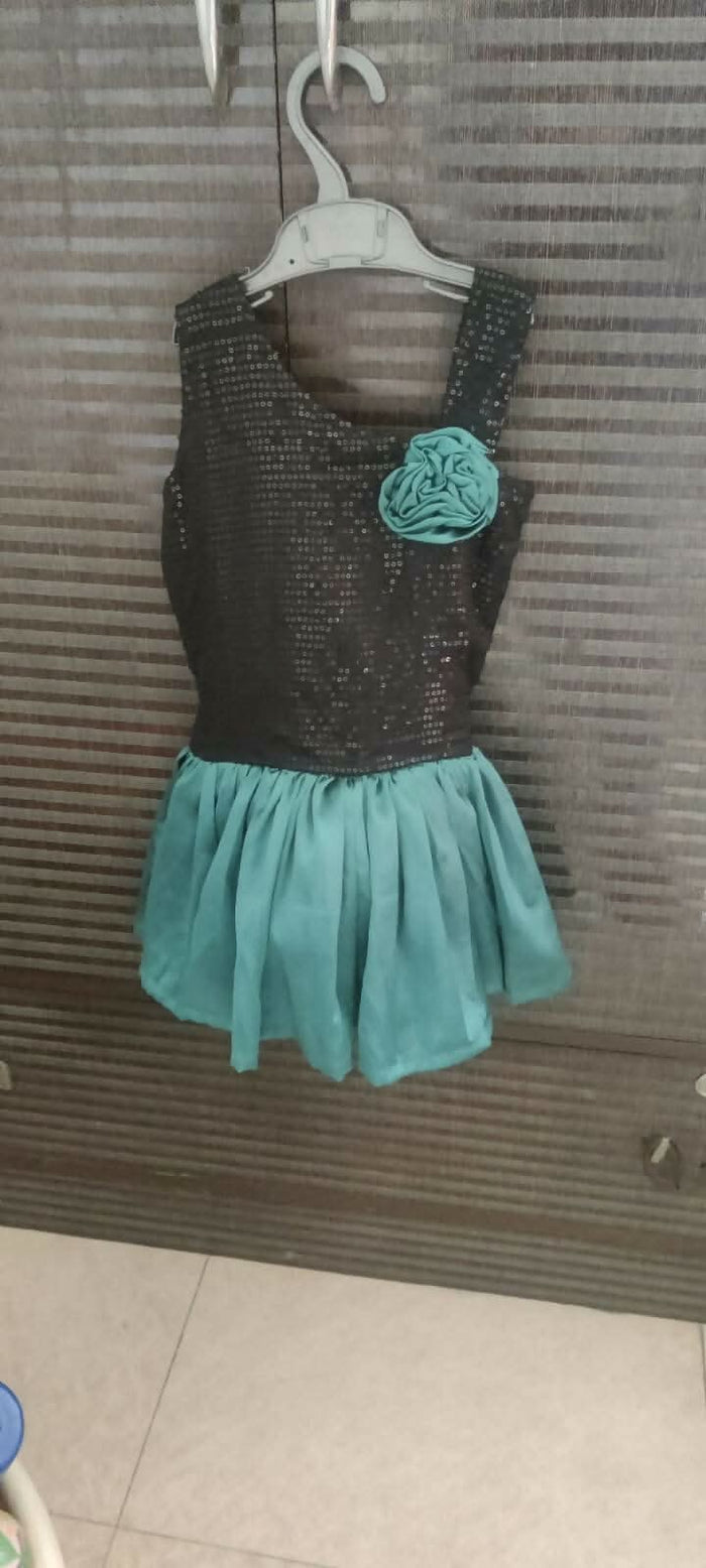 Make your baby girl the star of the show with our adorable Frock/Dress - crafted for comfort and cuteness!