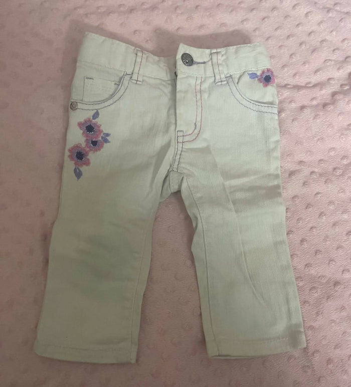 Style meets comfort with GUESS Jeans for Kids - the perfect choice for trendy little fashionistas everywhere!