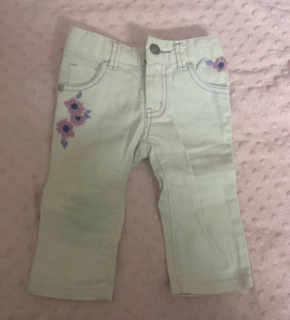 Style meets comfort with GUESS Jeans for Kids - the perfect choice for trendy little fashionistas everywhere!