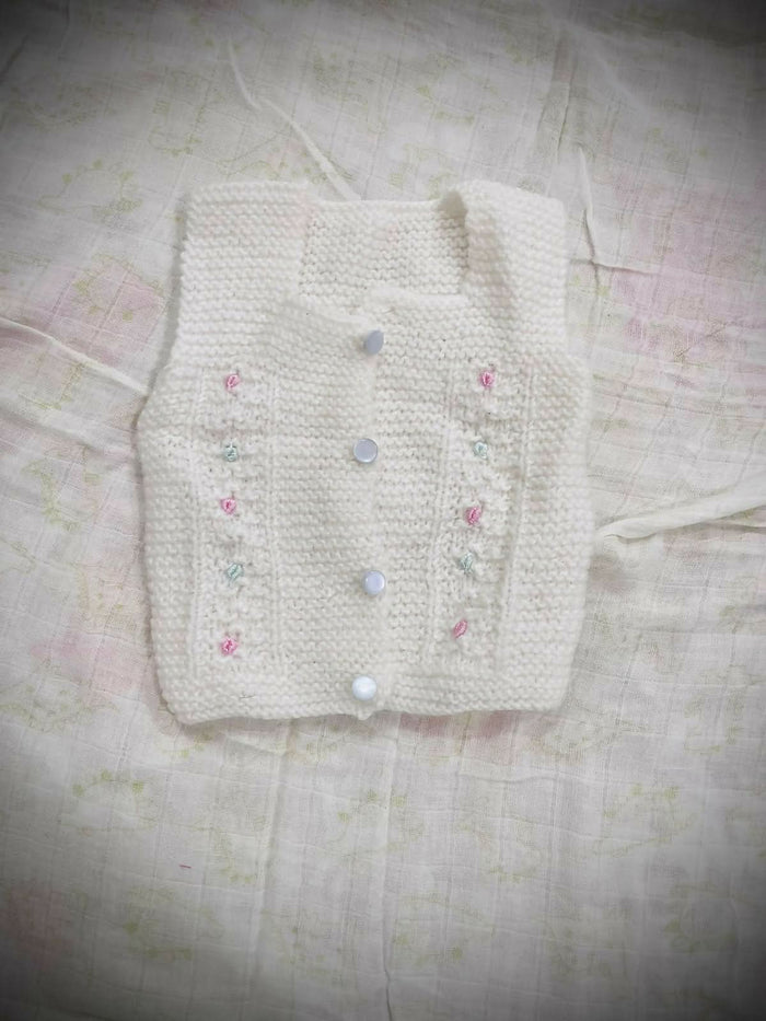 Hand-Woven White Open Sweater with Cut Sleeves – Artisanal charm meets modern style.