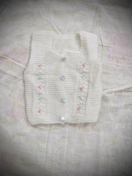 Hand-Woven White Open Sweater with Cut Sleeves – Artisanal charm meets modern style.
