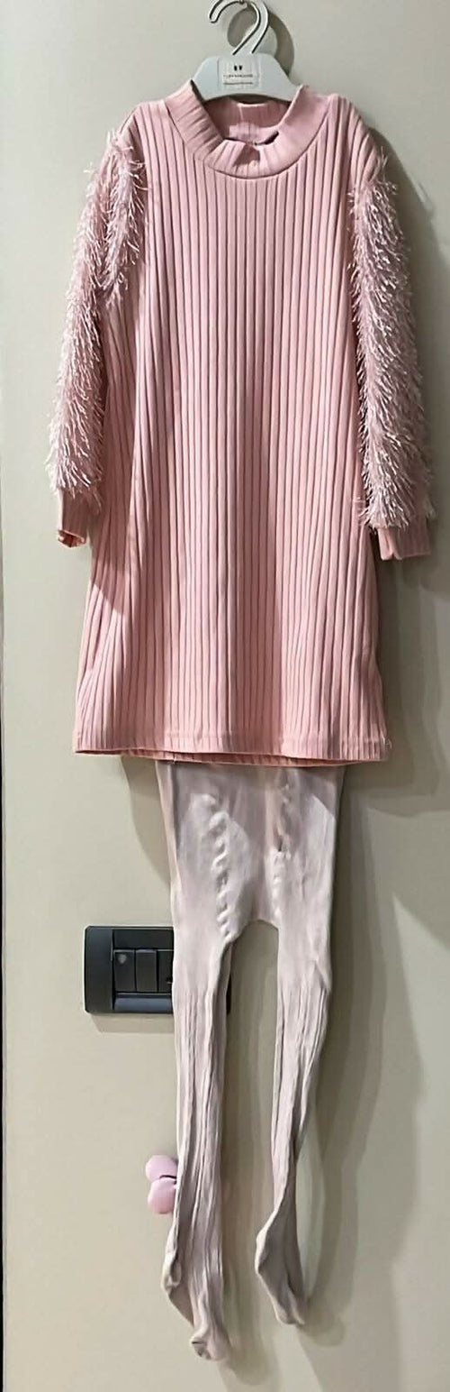 Elevate your baby girl's style with our adorable Long Top with Leggings Set—a perfect blend of comfort and charm for every little fashionista!