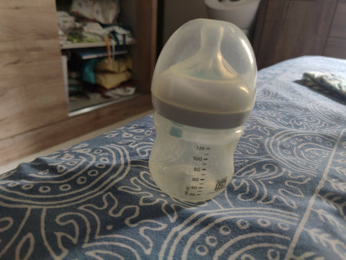 Philips Avent feeding bottle set with AirFree vent, two BPA-free bottles, anti-colic design, soft silicone nipples, and an ergonomic shape for comfortable feeding.