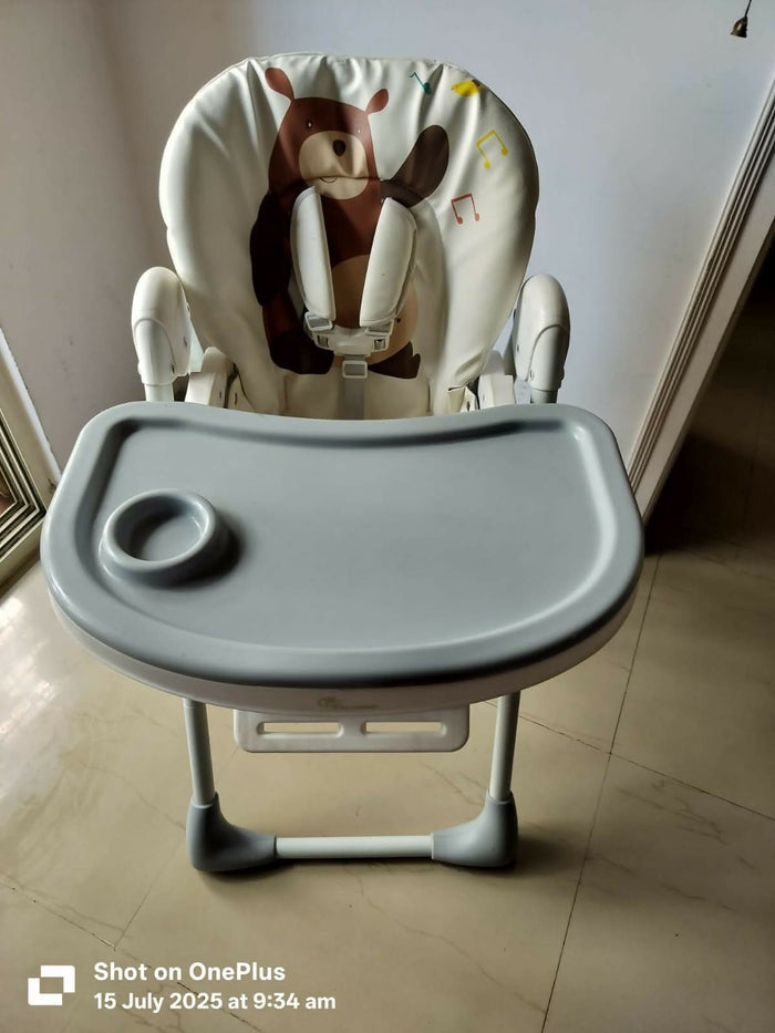 R FOR RABBIT Marshmallow feeding chair – almost new, comfy, and safe mealtime solution at a great value.