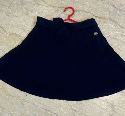 Blue skirt for girls, comfortable and stylish, ideal for casual and special occasions, with an adjustable elastic waistband.