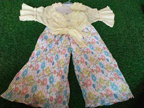 Adorn your baby girl in the stylish and comfortable Top with Pant set – perfect for any occasion with its cute design and soft, breathable fabric.